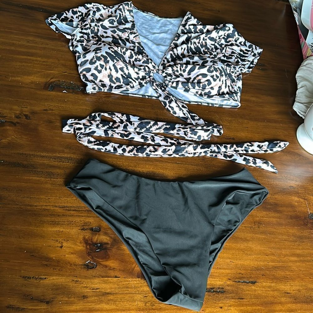 Biquíni t shirt with straps bottom Sz XL no tags